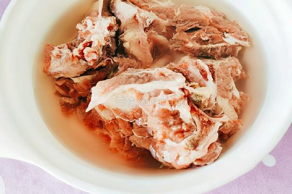 大脚菌番茄牛骨汤的做法图解5
