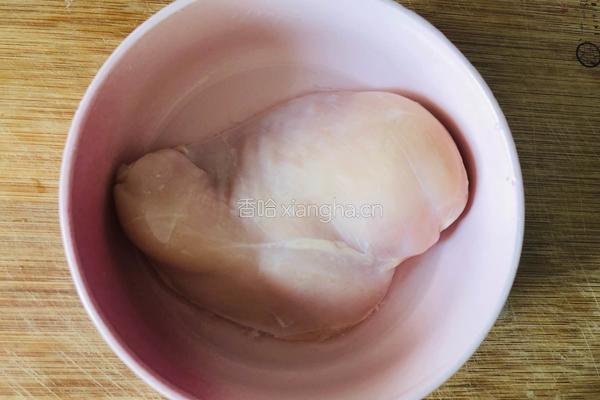 追剧小零食，香辣诱人的鸡胸肉片的做法图解1