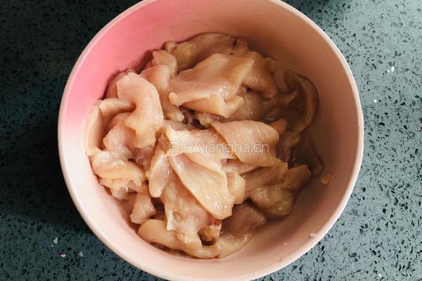 追剧小零食，香辣诱人的鸡胸肉片的做法图解2