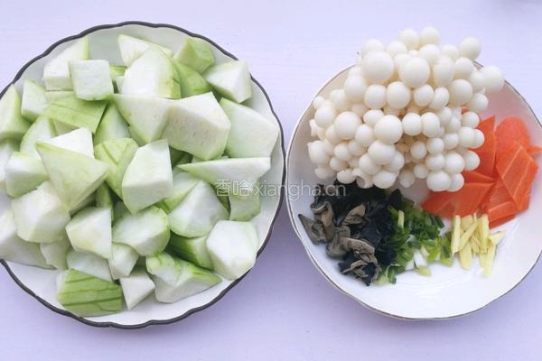 丝瓜木耳菌菇汤的做法图解1