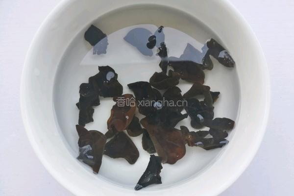 丝瓜木耳菌菇汤的做法图解3