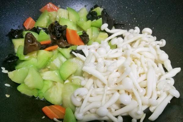丝瓜木耳菌菇汤的做法图解8