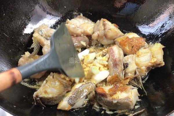 双椒鱼块的做法图解7