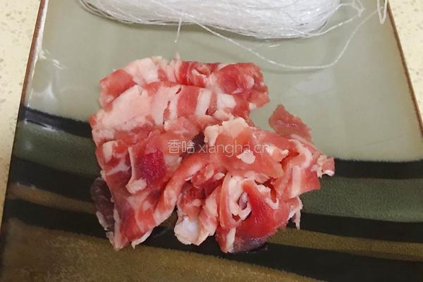 肥牛炒西红柿粉丝的做法图解2