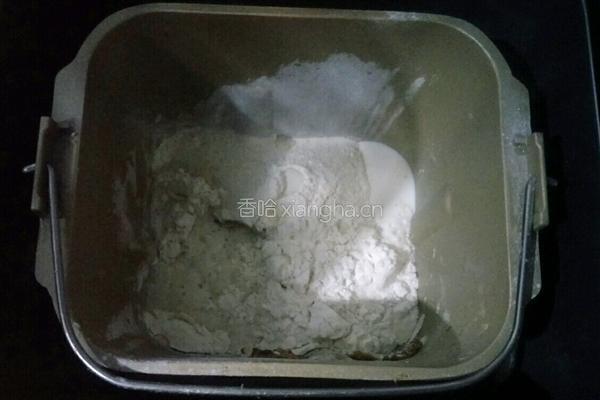 超柔软牛奶切块面包的做法图解2