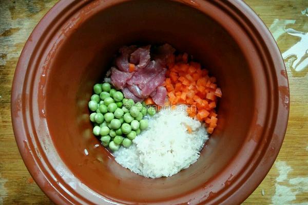 青豆胡萝卜肉片粥的做法图解3