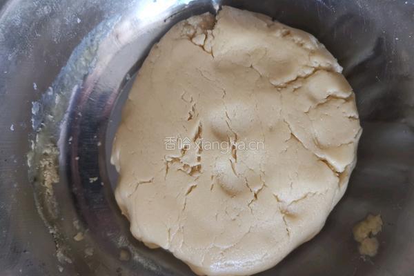 莲蓉蛋黄月饼的做法图解3