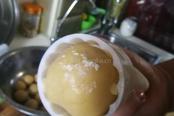 莲蓉蛋黄月饼的做法图解7