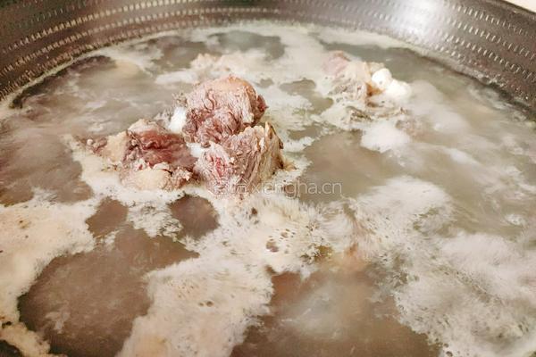 野生青杠菌牛骨汤的做法图解4