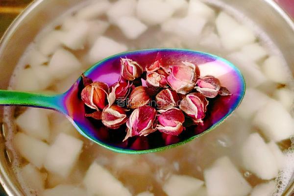 蜂蜜雪梨玫瑰花茶的做法图解5