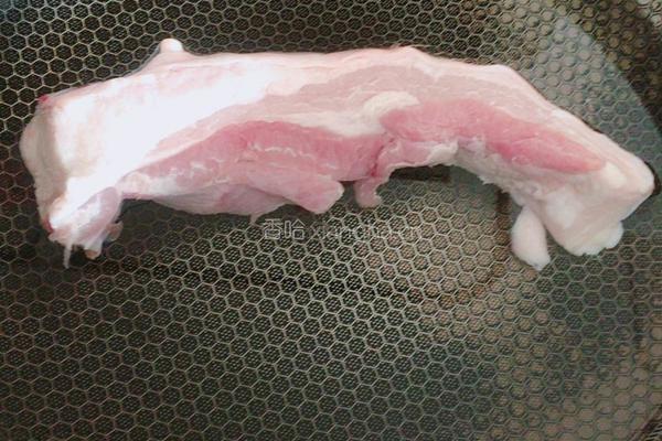 板栗红烧肉的做法图解1