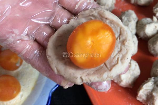 莲蓉肉松蛋黄酥的做法图解10