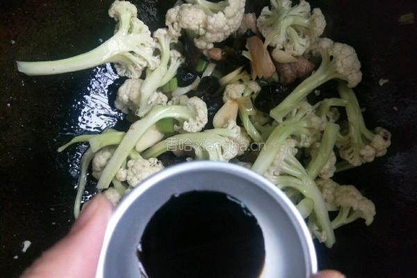 家常快手无花肉木耳炒松花的做法图解6
