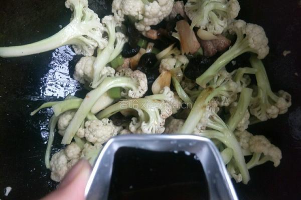 家常快手无花肉木耳炒松花的做法图解7