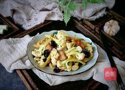 家常快手无花肉木耳炒松花的做法图解10