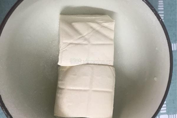 鸡刨豆腐（鸡蛋炒老豆腐）的做法图解1