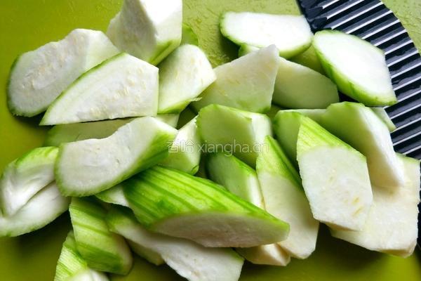 虾仁丝瓜菌菇汤的做法图解3