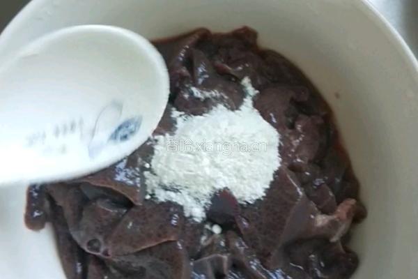 猪肝炖番茄的做法图解2