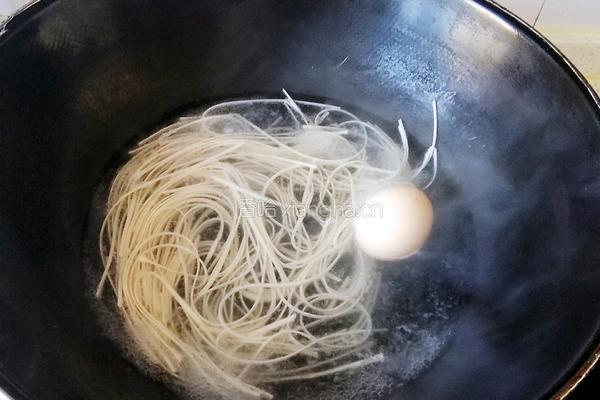 鲜虾鸡蛋面的做法图解4