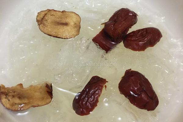 牛奶红枣燕窝的做法图解1