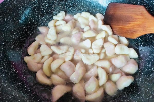 小炒菱肉的做法图解3