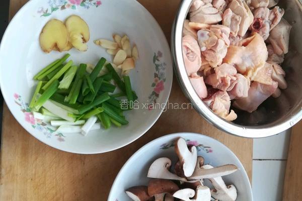 香菇炖鸡块的做法图解1