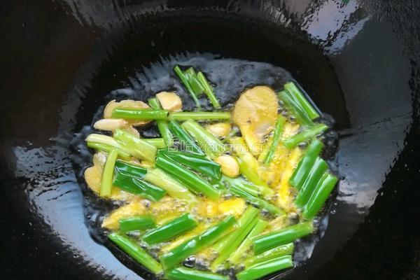 香菇炖鸡块的做法图解2