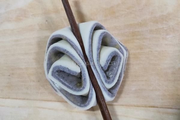 双色花卷的做法图解6