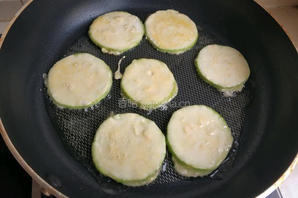 香煎椒盐角瓜饼的做法图解7
