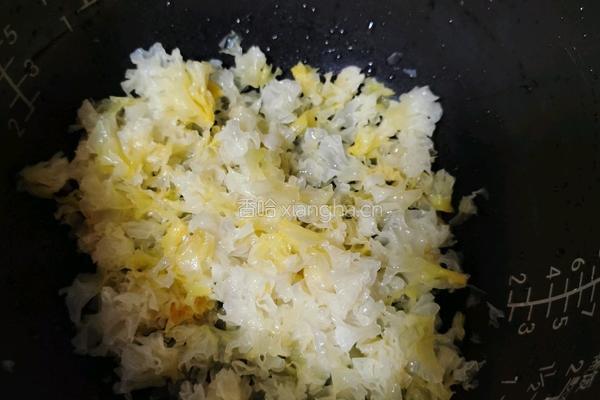 银耳雪梨百合枸杞汤的做法图解4