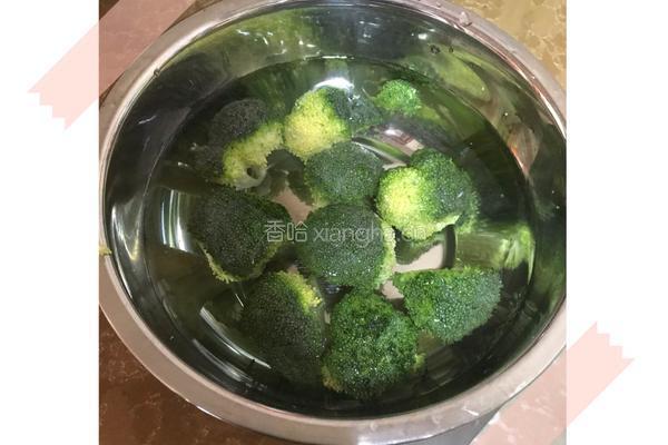 婴儿辅食：西兰花泥的做法图解1