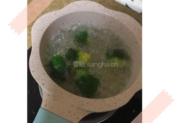 婴儿辅食：西兰花泥的做法图解2