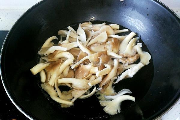 青菜炒平菇的做法图解4