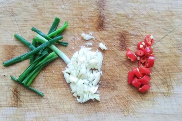 黄豆芽拌平菇的做法图解2