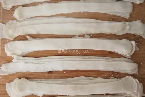 饺子皮版油泼面的做法图解3