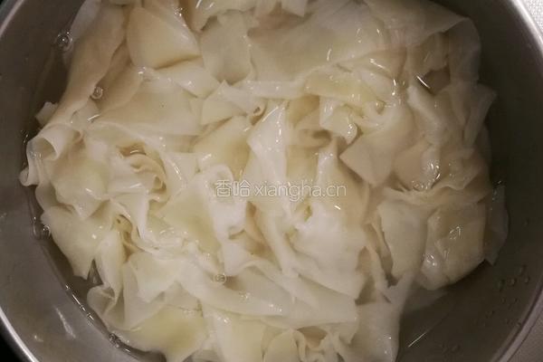 饺子皮版油泼面的做法图解5
