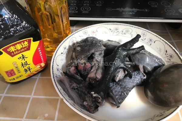 椰皇炖乌鸡的做法图解2