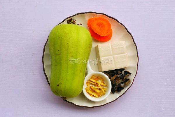 丝瓜豆腐木耳汤的做法图解1