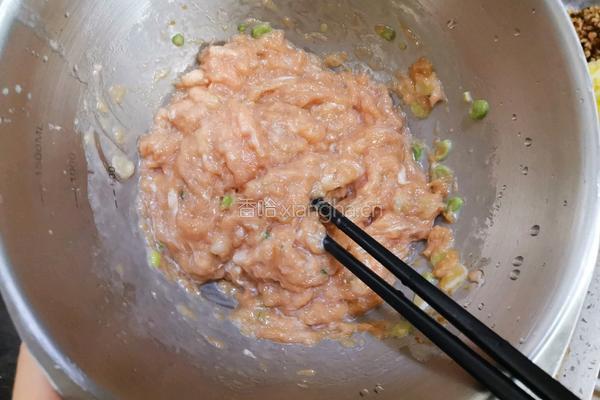 猪肉莲藕胡萝卜饺子的做法图解2