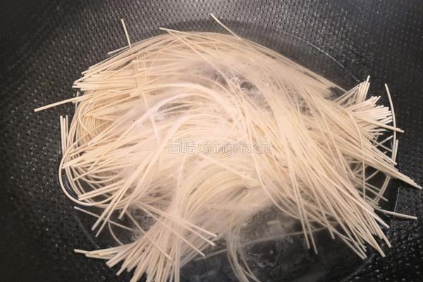 番茄鸡蛋面的做法图解1