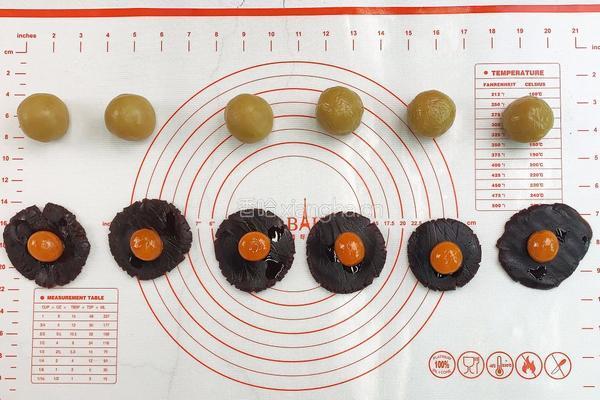 经典广式蛋黄莲蓉月饼的做法图解6