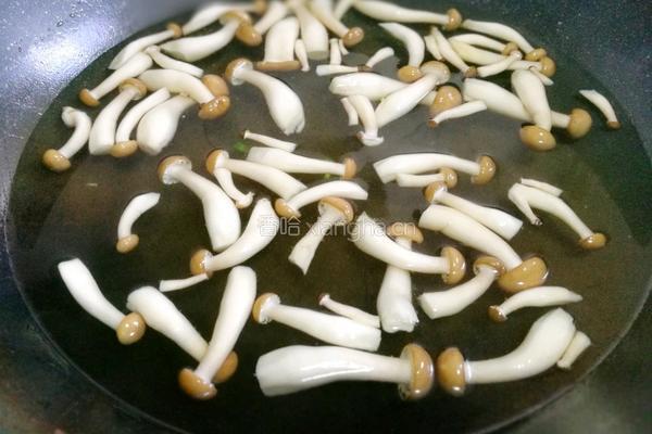 西兰花炒菌菇的做法图解3