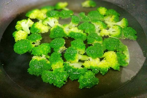 西兰花炒菌菇的做法图解4