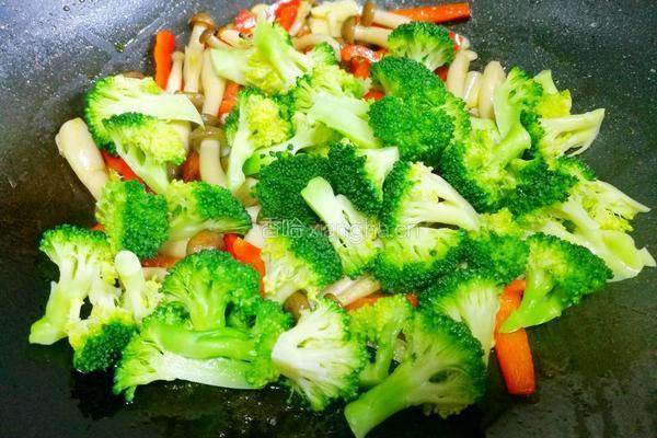 西兰花炒菌菇的做法图解8