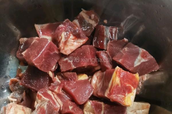 土豆胡萝卜洋葱炖牛腩的做法图解1