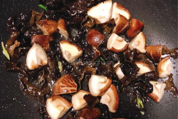 比肉还好吃的【香菇木耳炒素鸡】的做法图解5