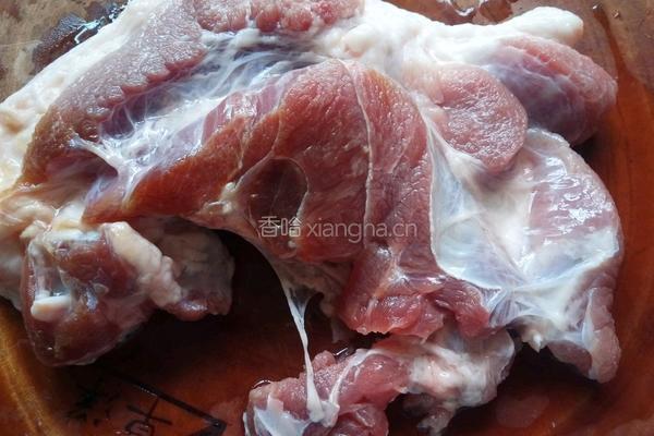 平菇炖膀肉的做法图解1
