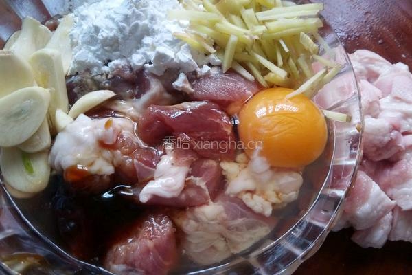 平菇炖膀肉的做法图解2