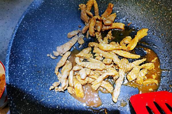 鸡胸肉炒芹菜的做法图解4