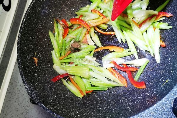 鸡胸肉炒芹菜的做法图解7